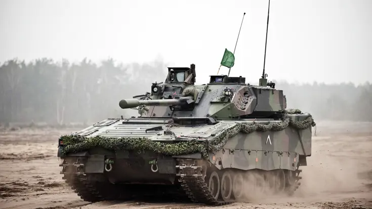 CV90-infanteriegevechtsvoertuig in actie.