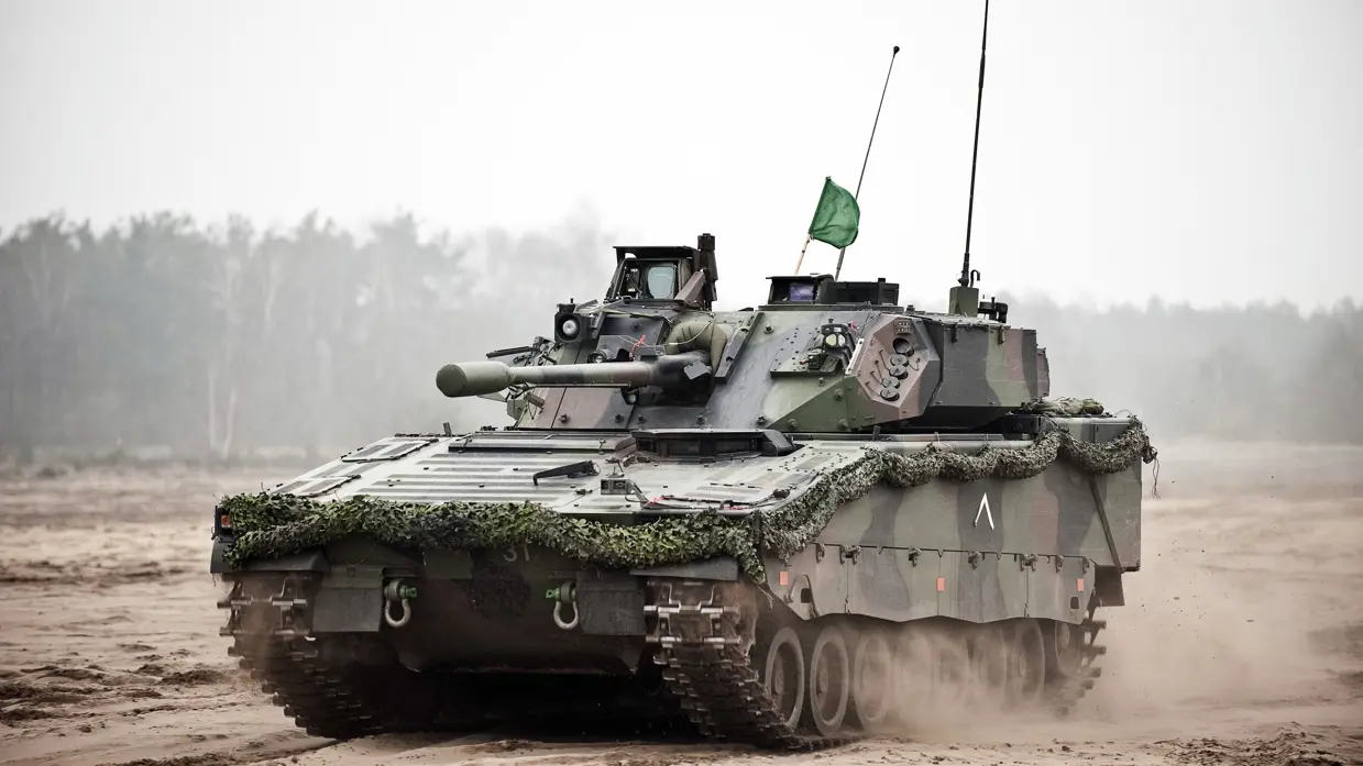CV90-infanteriegevechtsvoertuig in actie.