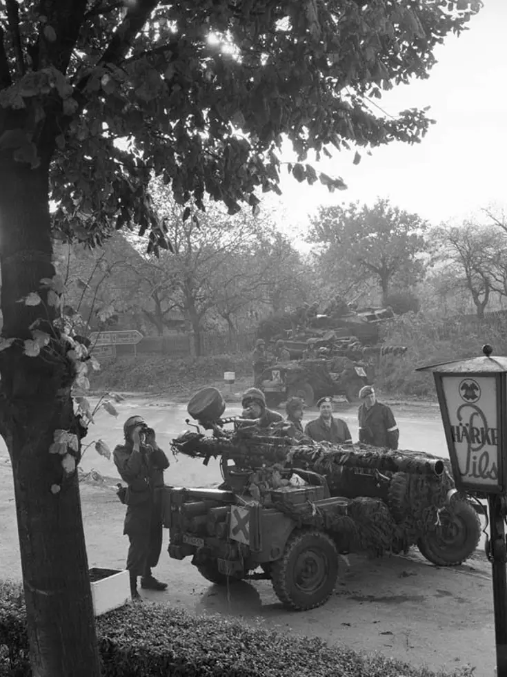 Militairen houden de wacht vanuit een jeep.