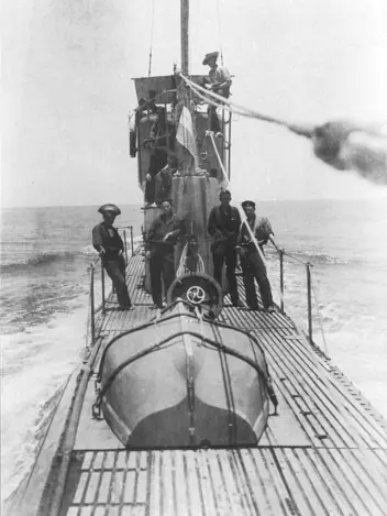 Militairen op een onderzeeboot.