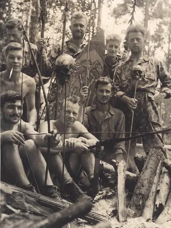 Groep militairen in Nederlands-Indië.