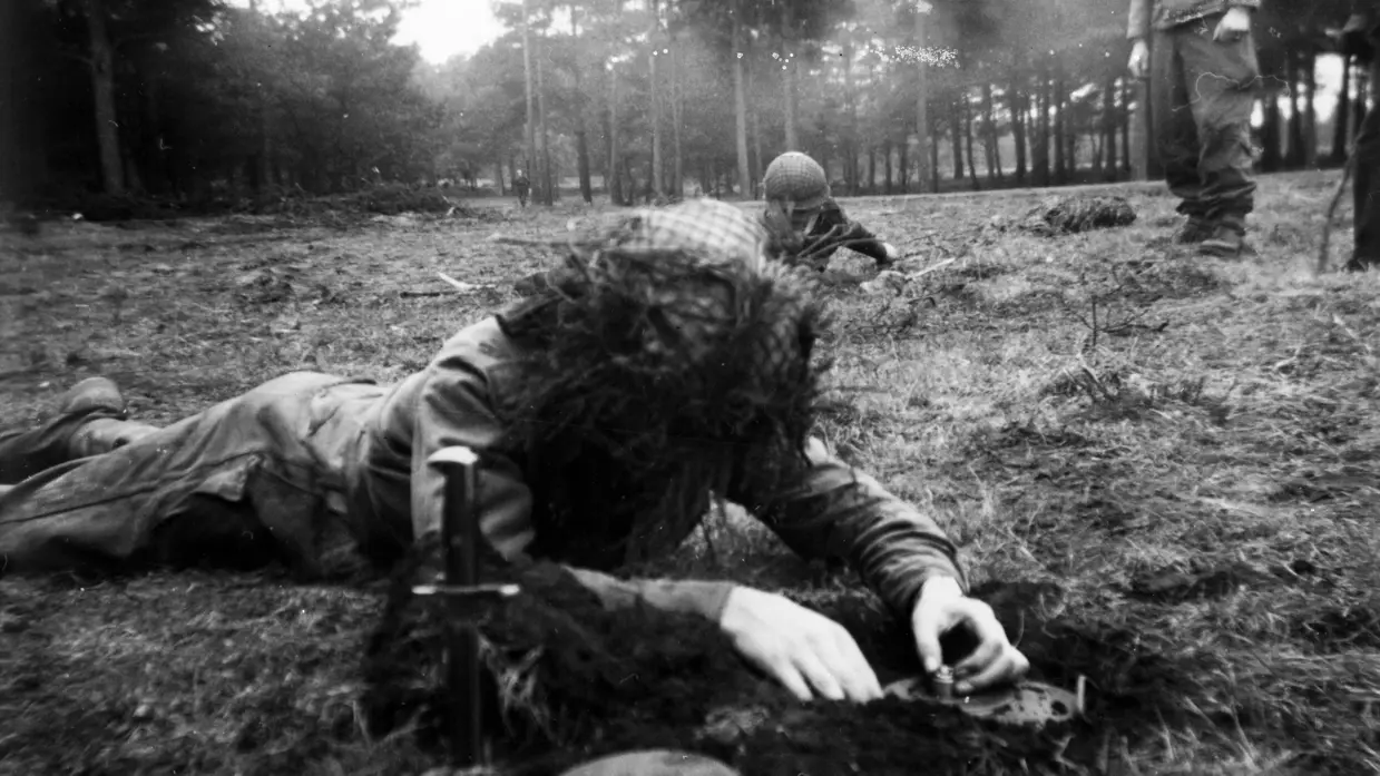 Militair oefent met een mijn.