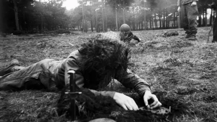 Militair oefent met een mijn.