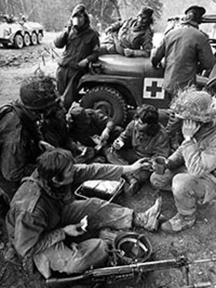 Militairen pauzeren tijdens een oefening.