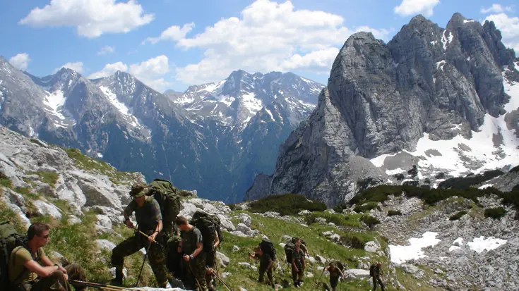 Militairen beklimmen berg.