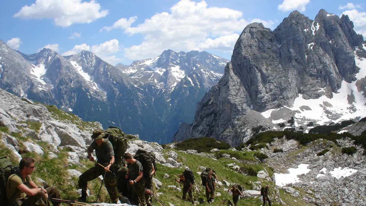 Militairen beklimmen berg.