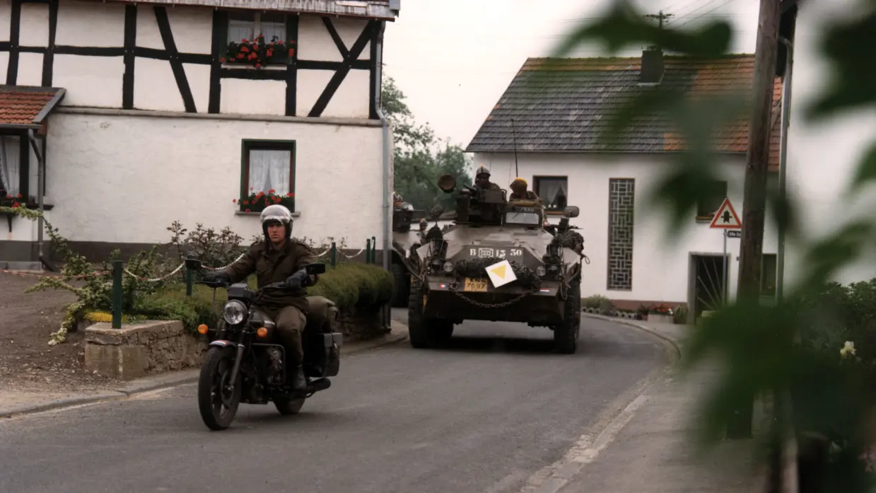 Militairen rijden door Duitse straten.
