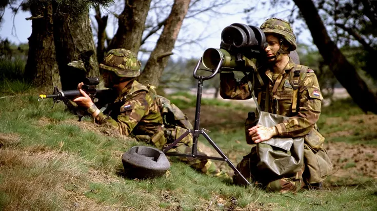2 militairen op de grond tijdens een oefening.