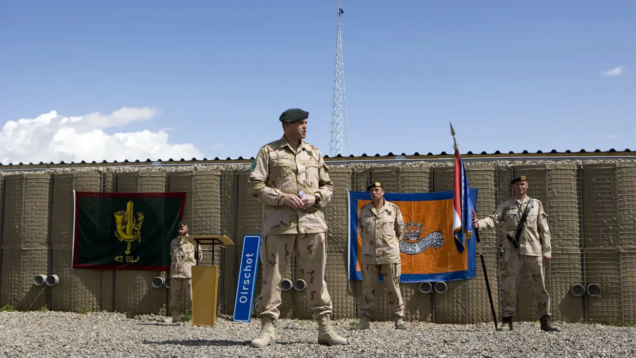 Luitenant-kolonel Rob Querido spreekt militairen toe in Afghanistan.