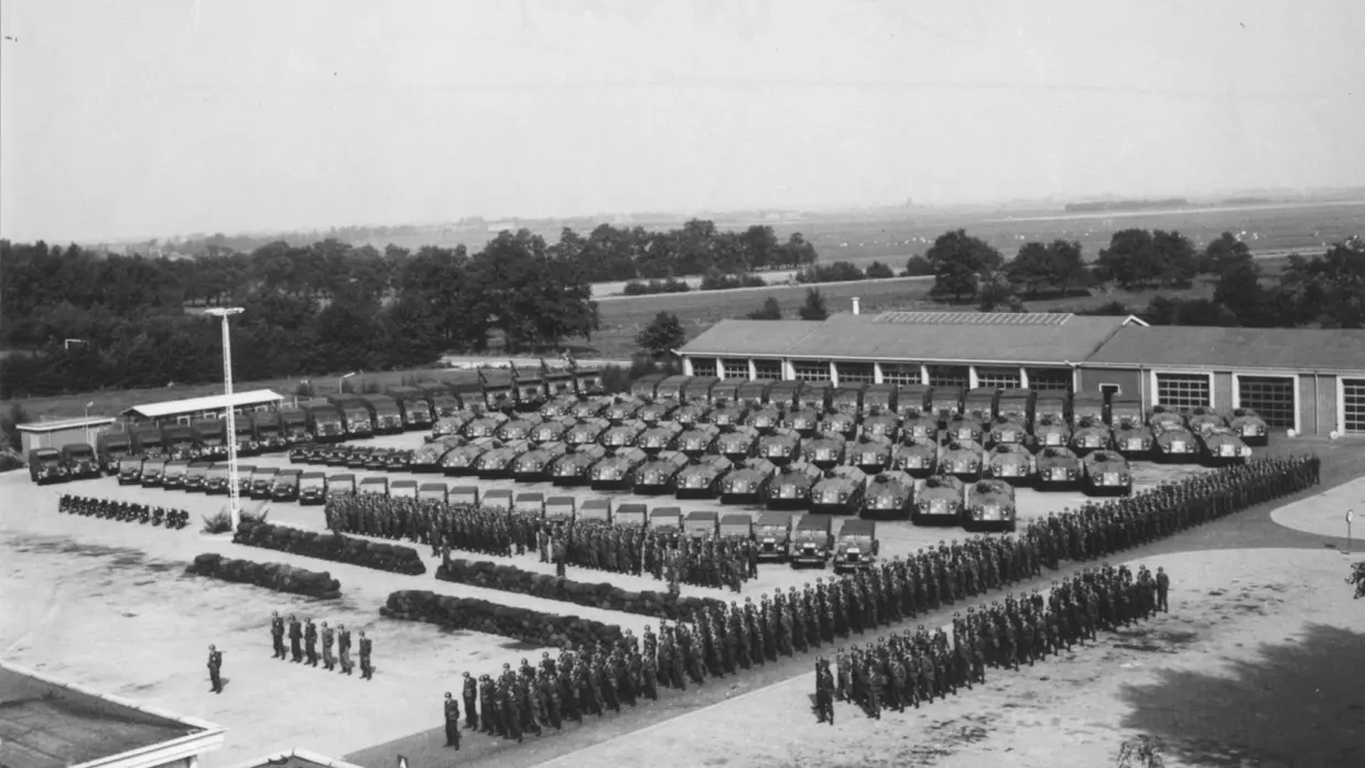 Het Regiment Infanterie Johan Willem Friso opgesteld buiten de kazerne.