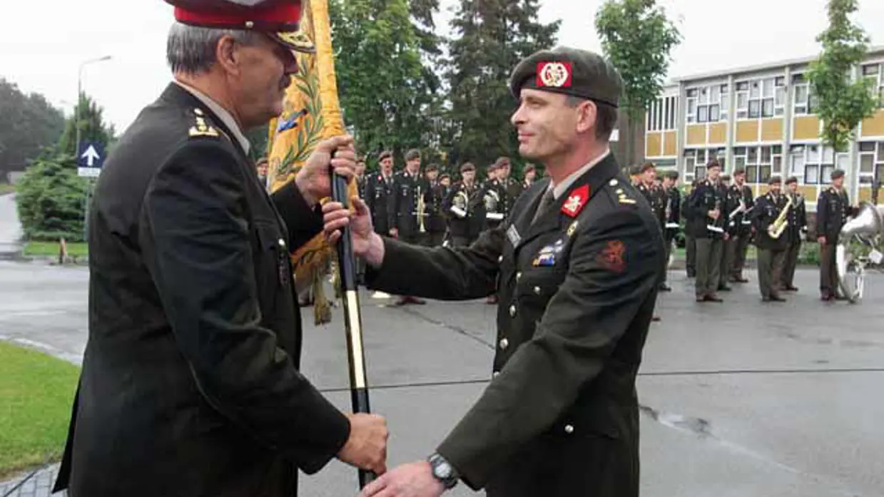Luitenant-kolonel Maijers ontvangt het regimentsvaandel uit handen van luitenant-generaal Schouten.