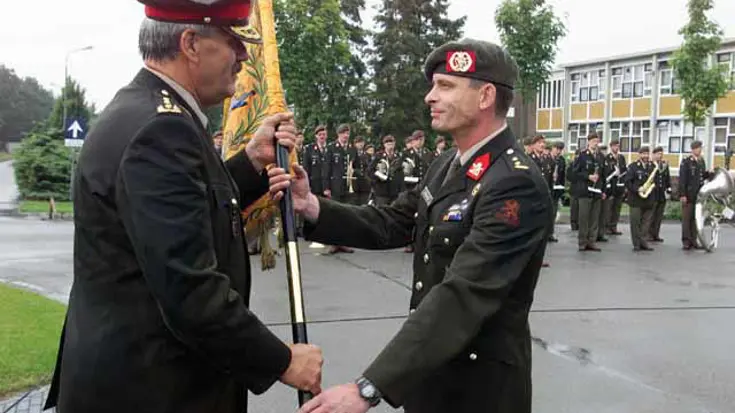 Luitenant-kolonel Maijers ontvangt het regimentsvaandel uit handen van luitenant-generaal Schouten.