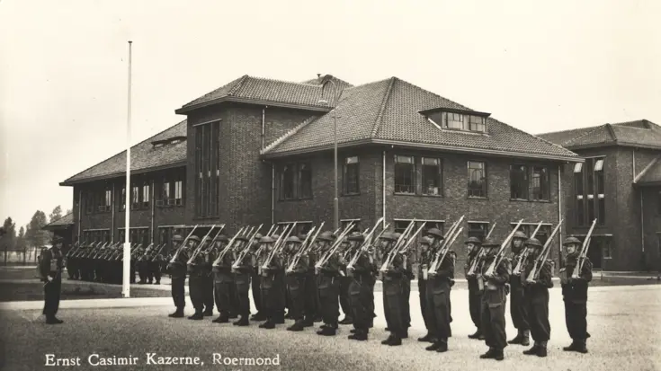 Militairen in de houding op het exercitieterrein van de Ernst Casimir Kazerne in Roermond.