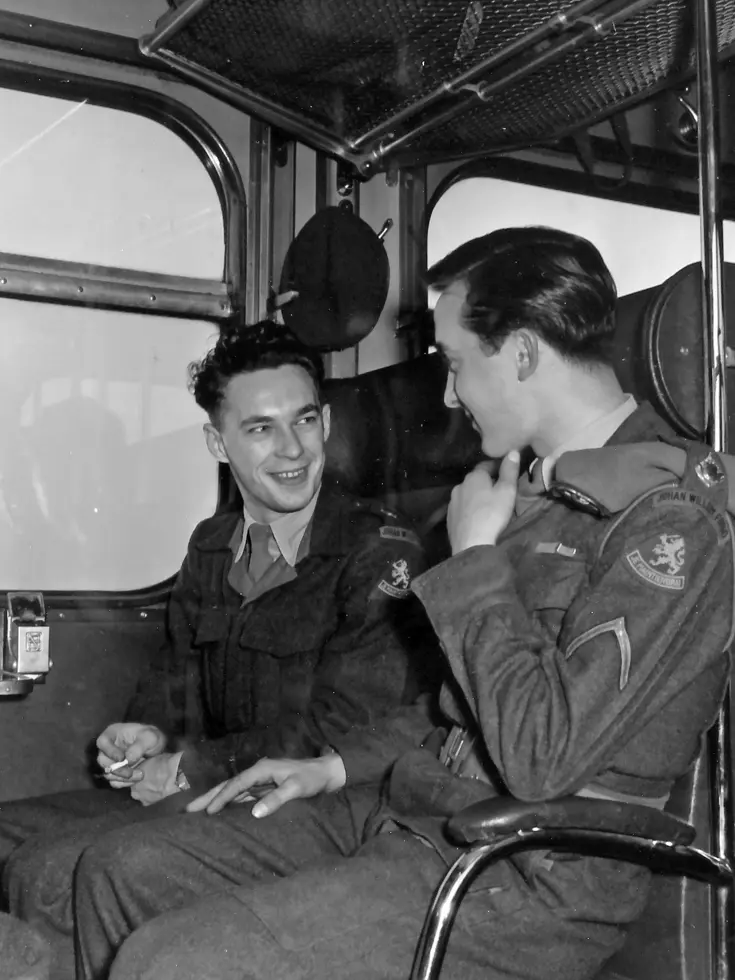 2 militairen zitten in de trein.