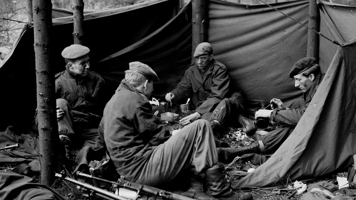 Militairen maken eten klaar tijdens een oefening.