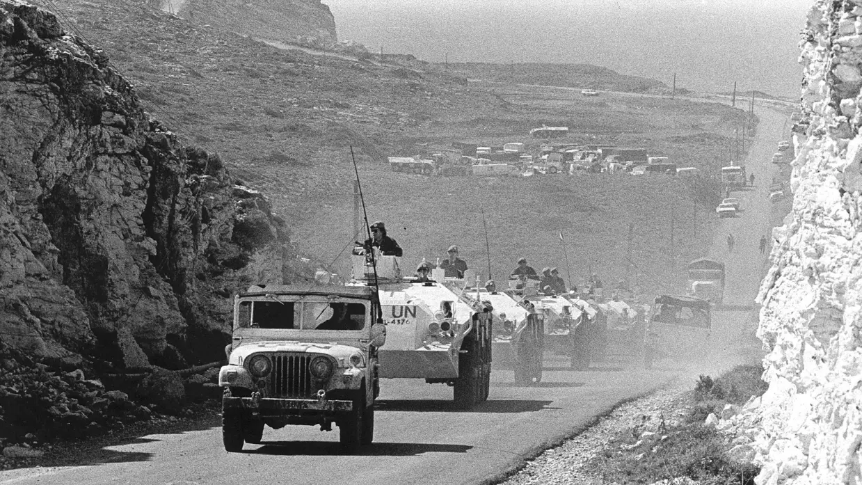 Een colonne van pantserwagens over de weg in Libanon.