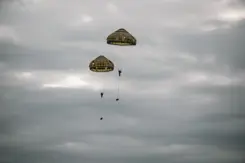 Twee parachutisten in de lucht.