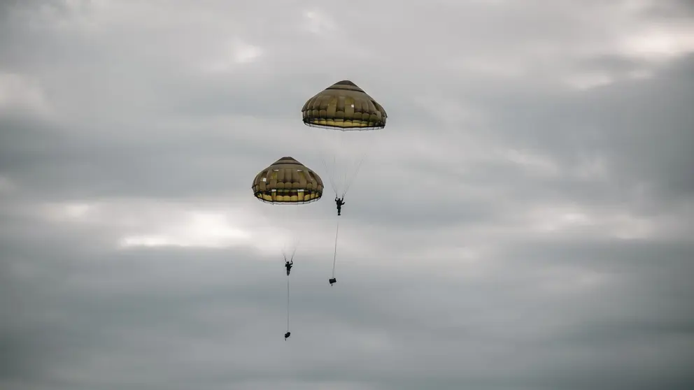 Twee parachutisten in de lucht.