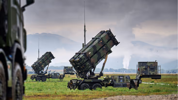 Patriot-systeem in werking op een veld