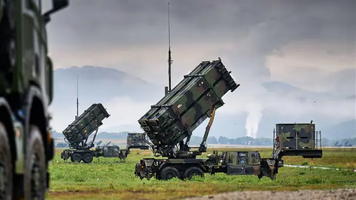 Patriot-afweersystemen in een open veld