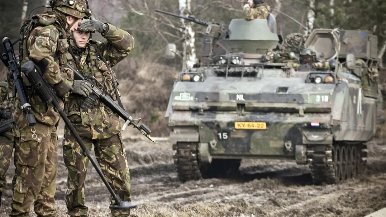2 genisten met metaaldetector gaan voor een patrouille uit.