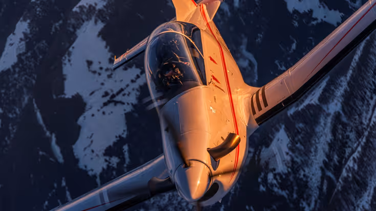 De PC-7 MKX vliegt door de lucht.