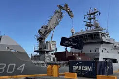 Lading wordt van de Zr.Ms. Pelikaan getakeld