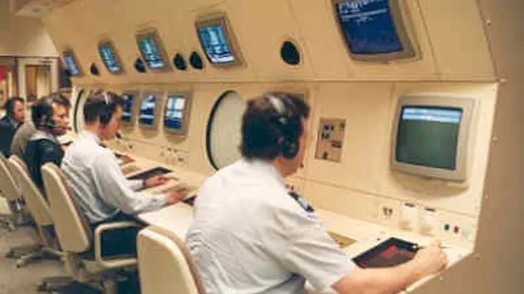 Personeel achter beeldschermen in de Pharos II operation room in april 1994. Foto: NIMH.