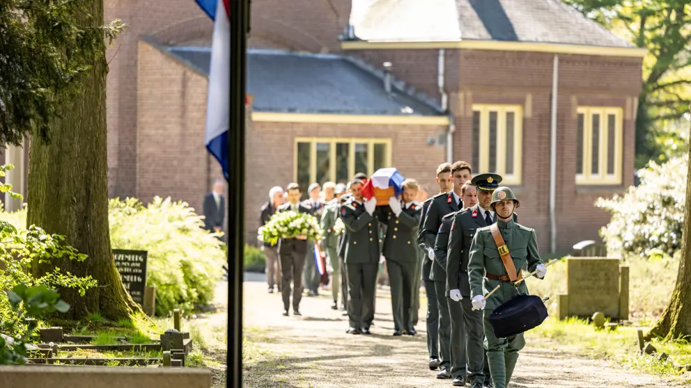 Militairen van het Regiment Infanterie Prins Johan Willem Friso dragen de kist met Gerards naar zijn laatste rustplaats. 