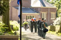 Militairen van het Regiment Infanterie Prins Johan Willem Friso dragen de kist met Gerards naar zijn laatste rustplaats. 