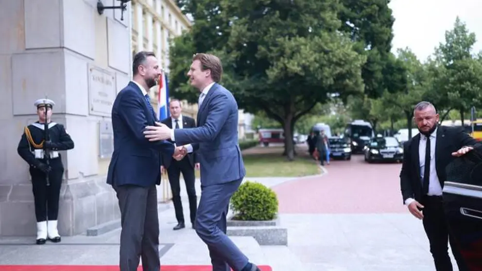 Minister Brekelmans begroet zijn Poolse collega Kosiniak-Kamysz.