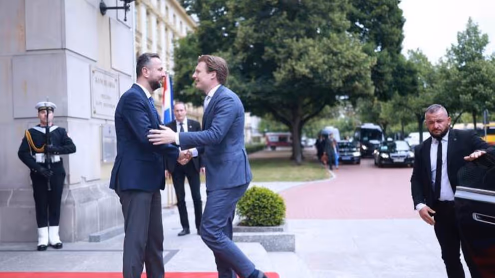 Minister Brekelmans begroet zijn Poolse collega Kosiniak-Kamysz.