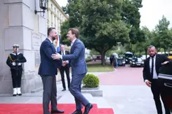 Minister Brekelmans begroet zijn Poolse collega Kosiniak-Kamysz.
