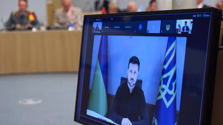 De president van Oekraine op een beeldscherm.