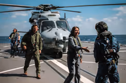 De minister steekt haar hand uit naar een militair.