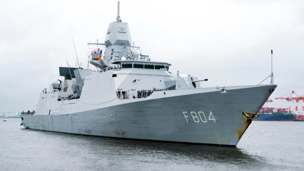 Het Luchtverdedigings- en Commandofregat Zr.Ms. De Ruyter op zee.