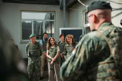 Ministers Yeşilgöz en Hermans in legervest luisteren naar militair.