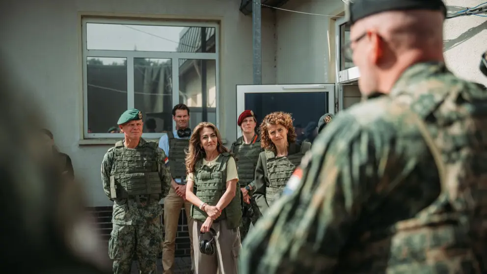 Ministers Yeşilgöz en Hermans in legervest luisteren naar militair.