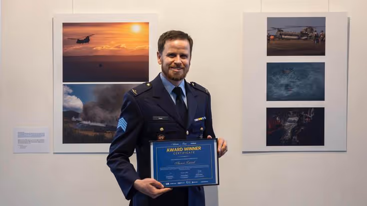 Aaron Zwaal houdt een lijst vast waarop valt te lezen: AWARD WINNER. Op de achtergrond zijn 5 ingezonden foto's.