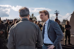 Minister Ruben Brekelmans in gesprek met militair.