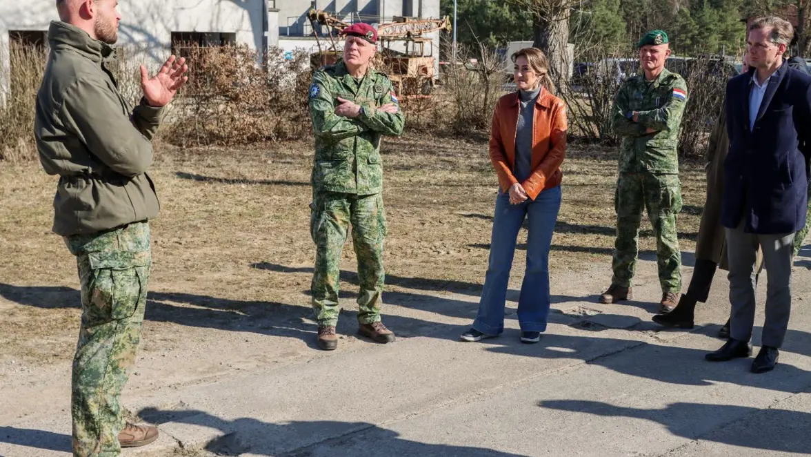 Minister Dilan Yeşilgöz-Zegerius in gesprek met militairen. 