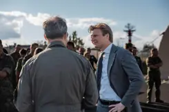 Minister Ruben Brekelmans in gesprek met militair.