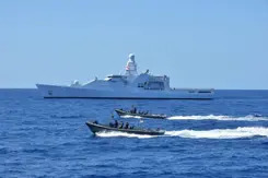Zr.Ms. Friesland op zee met 2 Frisc's op de voorgrond.