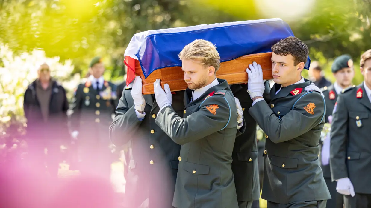 Militairen van het Regiment Infanterie Prins Johan Willem Friso dragen de kist met Gerards naar zijn laatste rustplaats. 