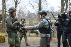 Iemand van de pers interviewt een militair.