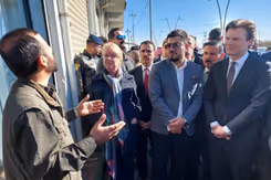 De minister luistert in Irak naar een man.