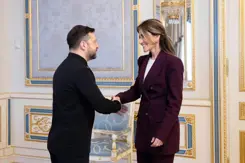 De minister schudt de hand van de president van Oekraine.