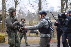 Iemand van de pers interviewt een militair.