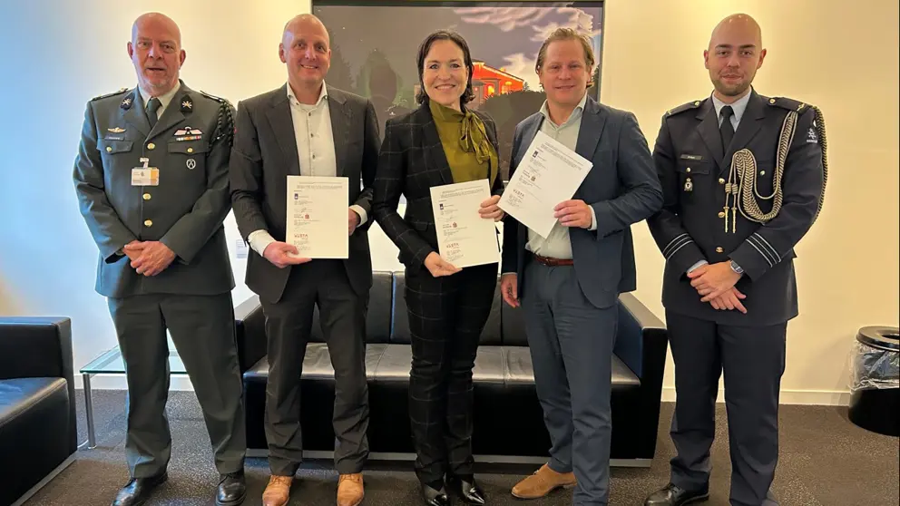 Van links naar rechts: Ben Speelberg, DAOG bureau Ares (reservisten), Jordi Aelmans, lid College van Bestuur Vista College, gedeputeerde Elianne Demollin-Schneiders, staatssecretaris Gijs Tuinman en Lesley Dröge, adjudant van de staatssecretaris.
