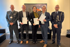 Van links naar rechts: Ben Speelberg, DAOG bureau Ares (reservisten), Jordi Aelmans, lid College van Bestuur Vista College, gedeputeerde Elianne Demollin-Schneiders, staatssecretaris Gijs Tuinman en Lesley Dröge, adjudant van de staatssecretaris.